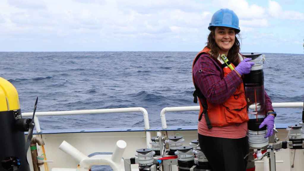 Elena Ceballos en la cubierta del barco preparando el robot TZEX antes de arrojarlo al mar.