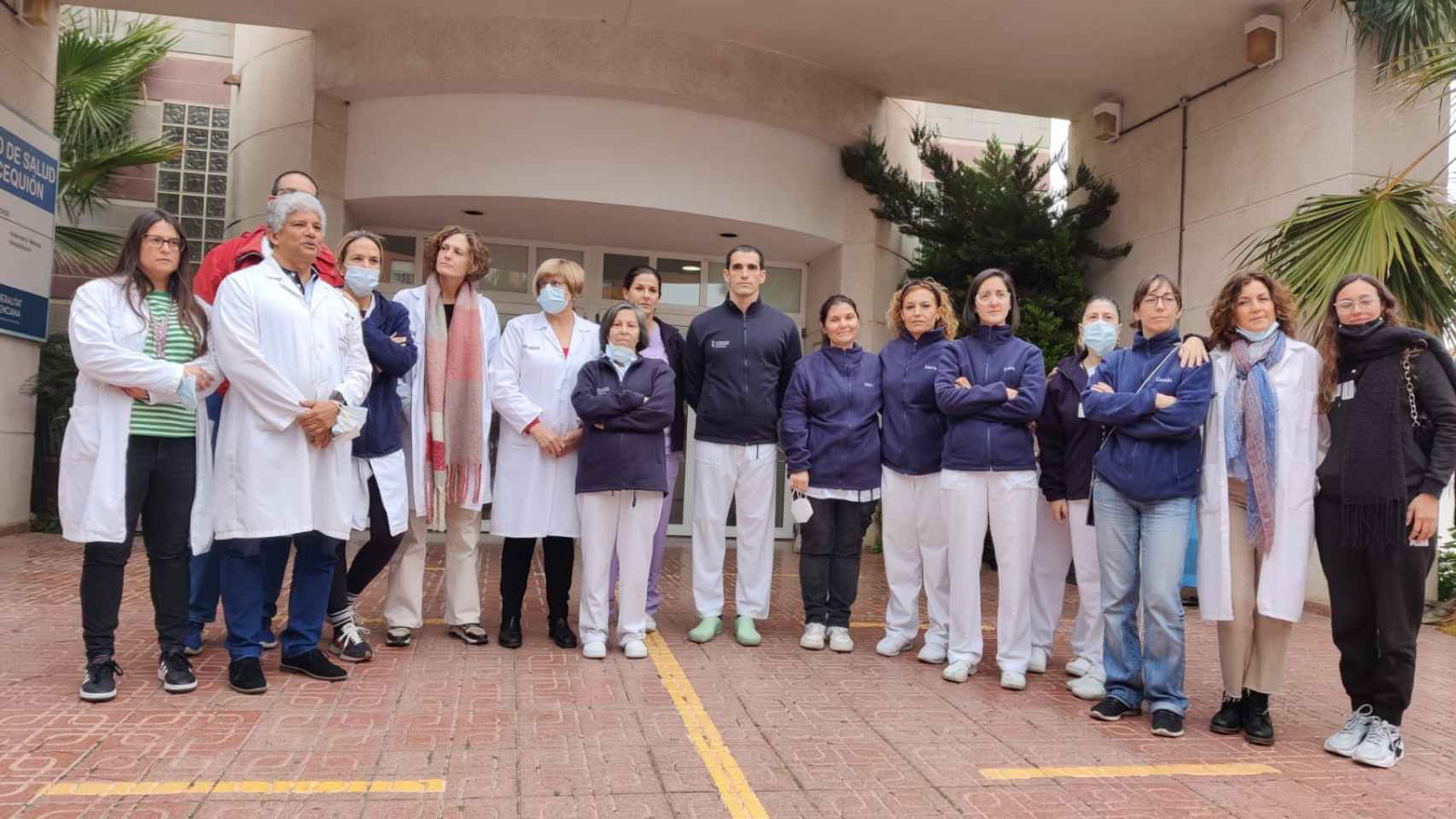 Concentración de protesta de los trabajadores a las puertas de uno de los centros de salud de Torrevieja.