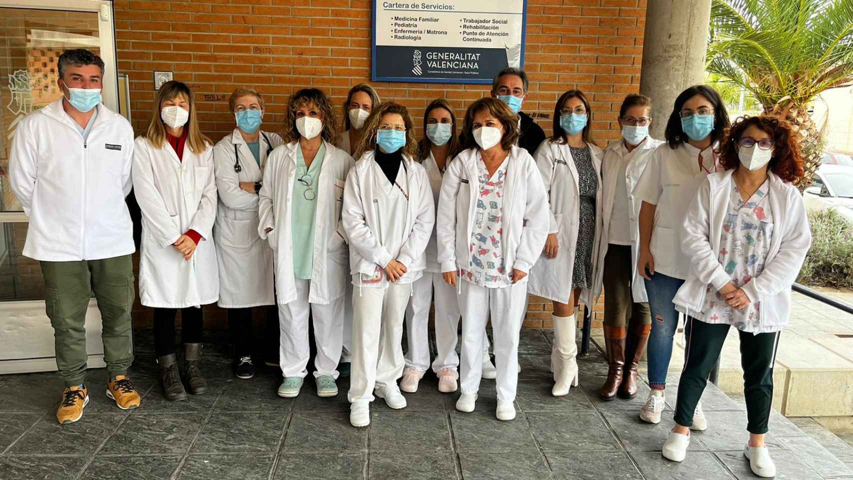 Concentración de protesta de los trabajadores a las puertas de otro de los centros de salud de Torrevieja.