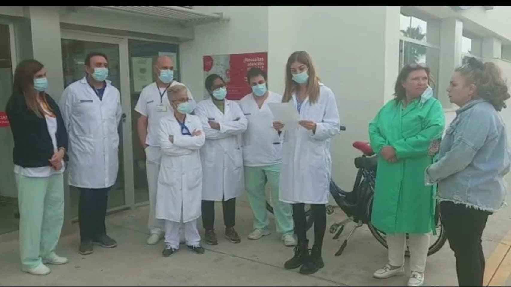 Concentración de protesta de los trabajadores a las puertas de otro centro de salud de Torrevieja.