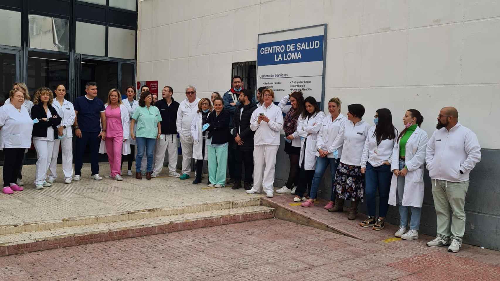 Concentración de protesta de los trabajadores a las puertas de otros centro de salud de Torrevieja.