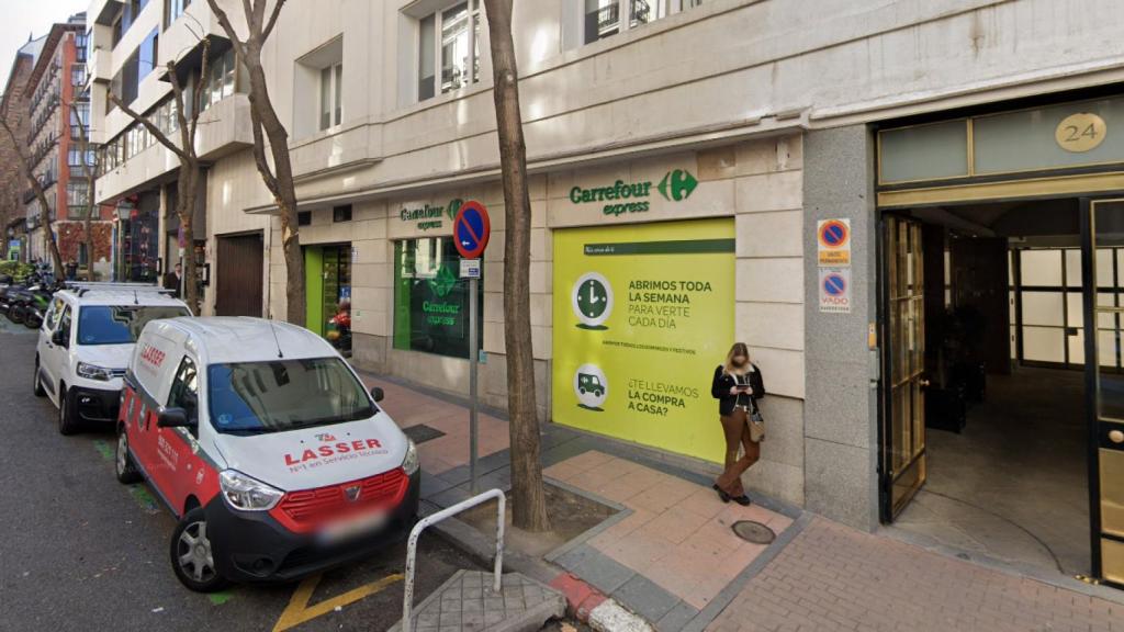 El Carrefour de la calle Villanueva donde los agentes encontraron a la menor mendigando.