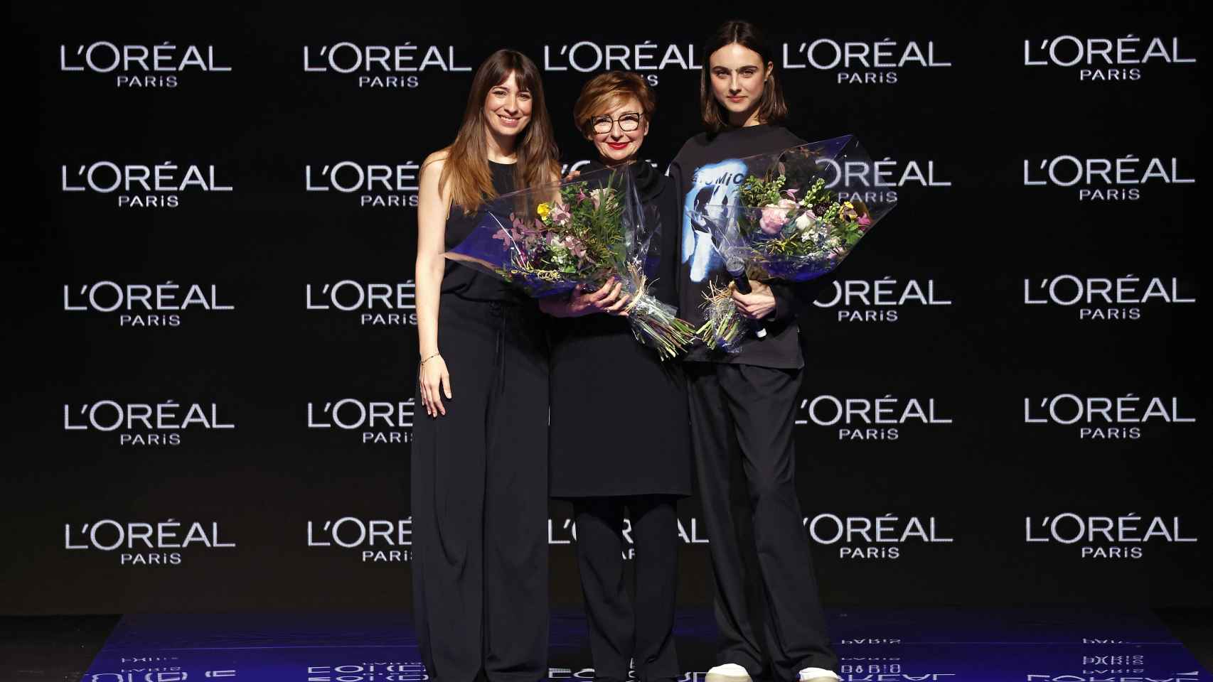 Las galardonadas recogiendo el premio L'Oréal París en la MBFW.