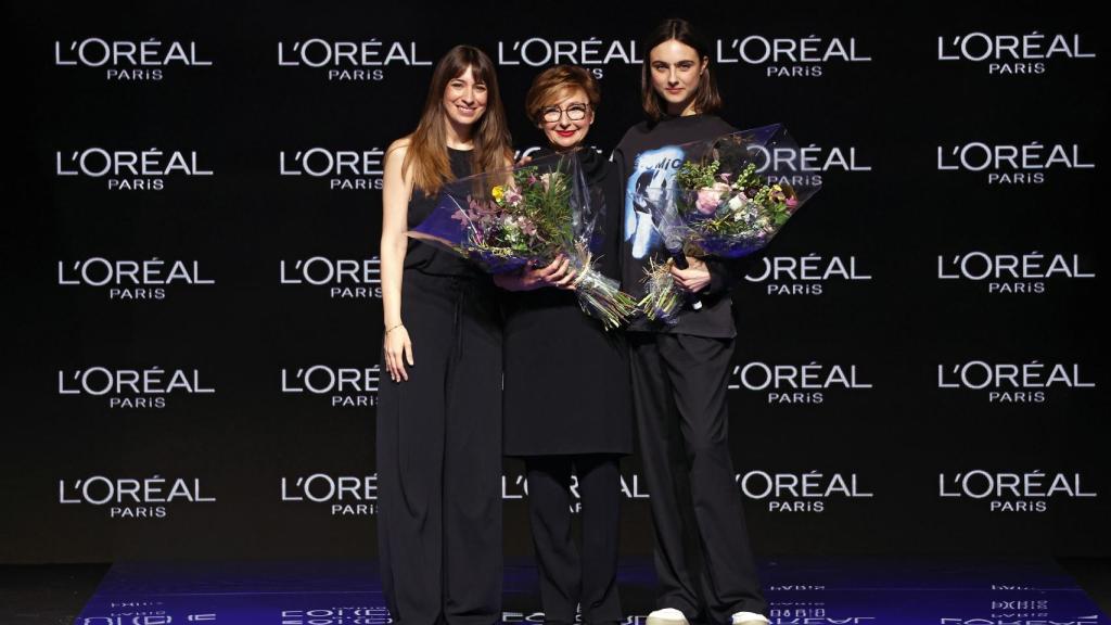 Las galardonadas recogiendo el premio L'Oréal París en la MBFW.