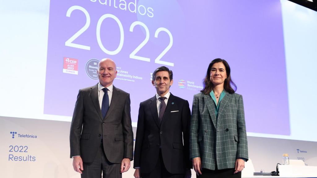 (I-D) El consejero delegado, Ángel Vilá; el presidente ejecutivo de Telefónica S.A., José María Álvarez-Pallete; y la directora general de Finanzas y Control y responsable de Hispanoamérica de la compañía, Laura Abasolo, llegan a la rueda de prensa para dar a conocer los resultados anuales de Telefónica de 202