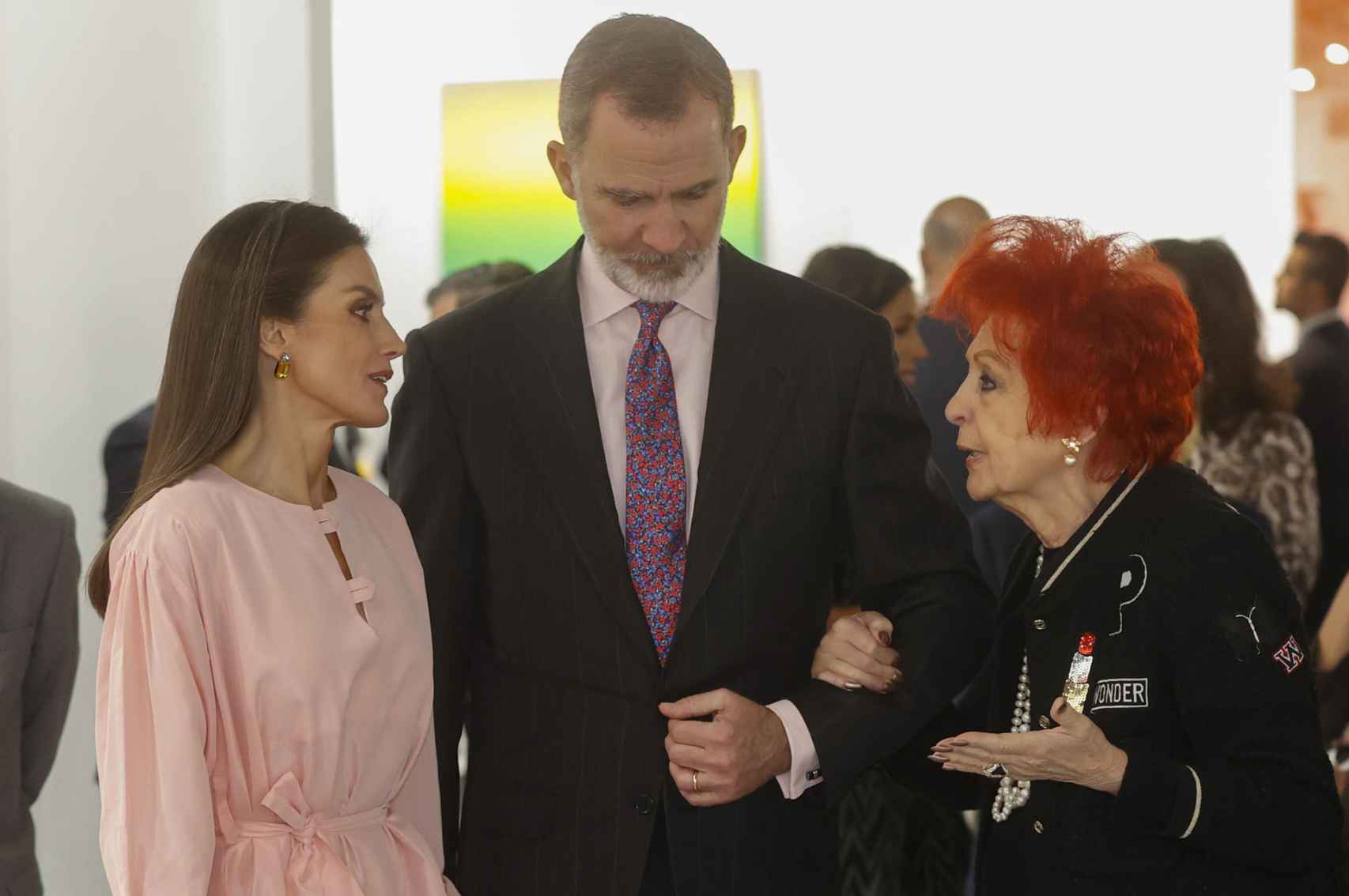 Felipe VI y doña Letizia con la galerista Juana de Aizpuru. Foto: EFE/Juan Carlos Hidalgo