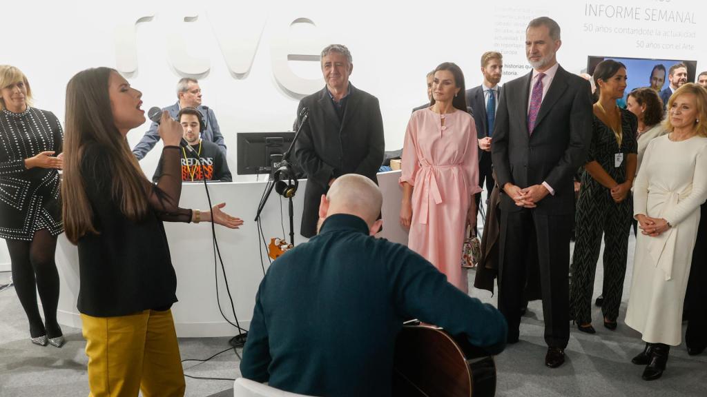 Blanca Paloma interpreta su canción Eaea delante de los reyes en el stand de RTVE. Foto: EFE/Juan Carlos Hidalgo