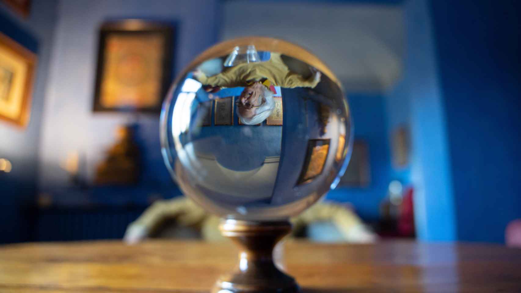 El rostro de Jacobo Siruela se refleja sobre una esfera perfecta