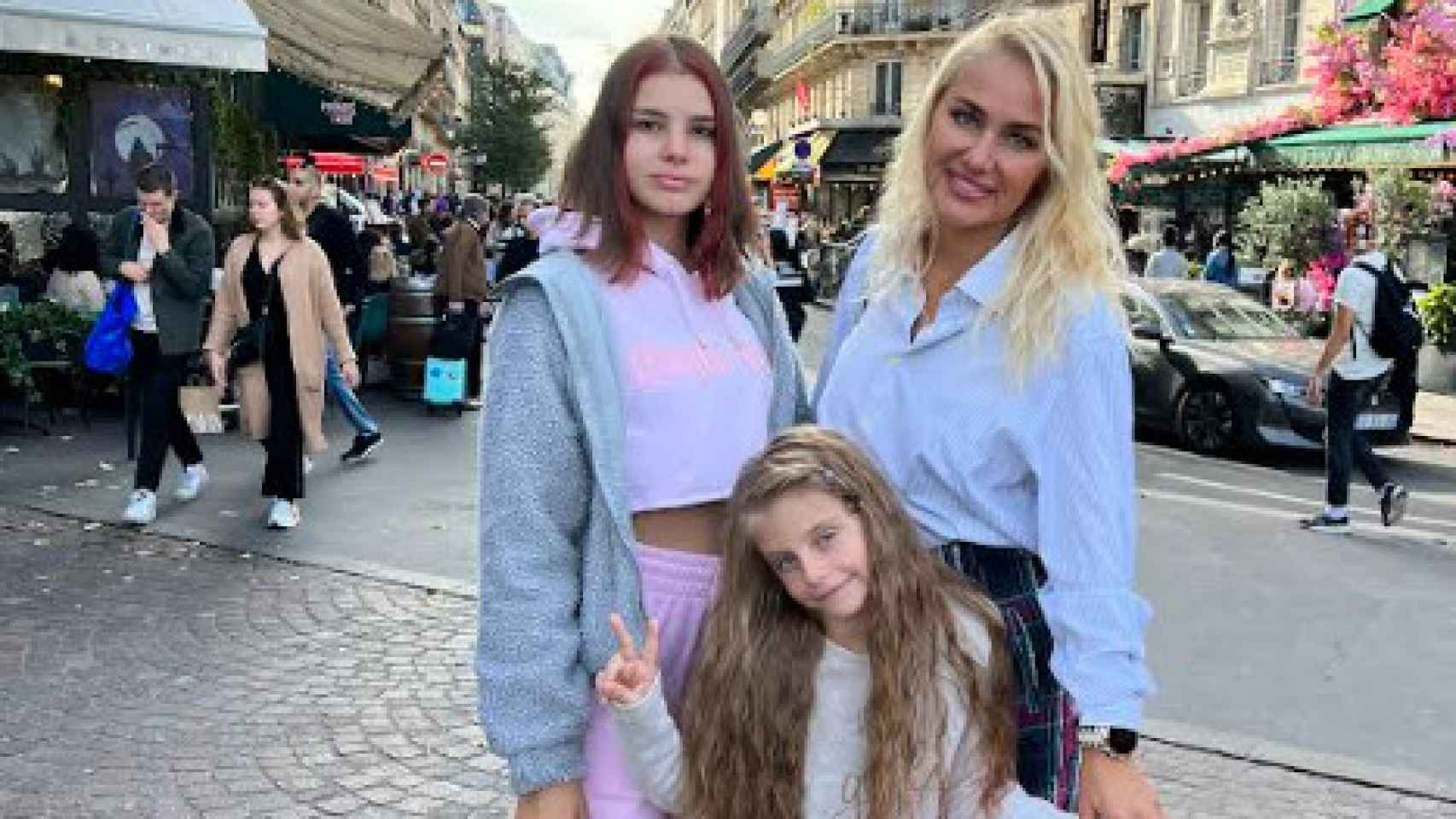 Una imagen de Anna y sus hijas.