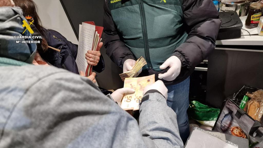 Agentes de la Guardia Civil en el registro.