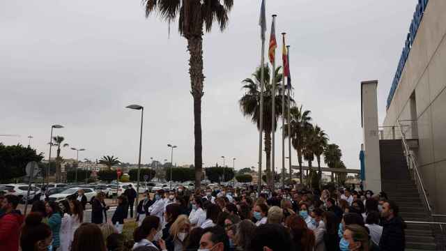 Concentración de protesta de los trabajadores a las puertas del Hospital de Torrevieja.