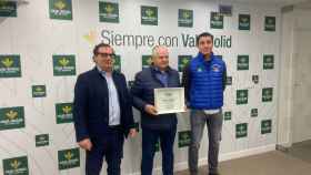 Narciso Prieto, Pedro Martínez y Carlos Baeza en la firma del convenio entre Caja Rural de Zamora y el Puertas Bamar.