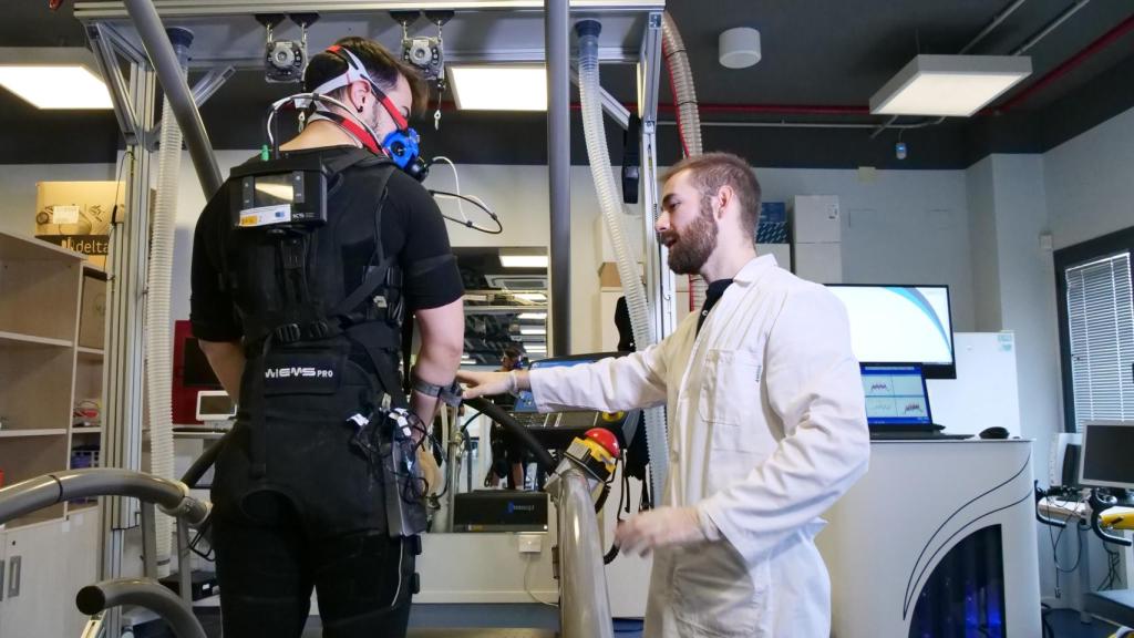 Uno de los participantes con el traja de electroestimulación.