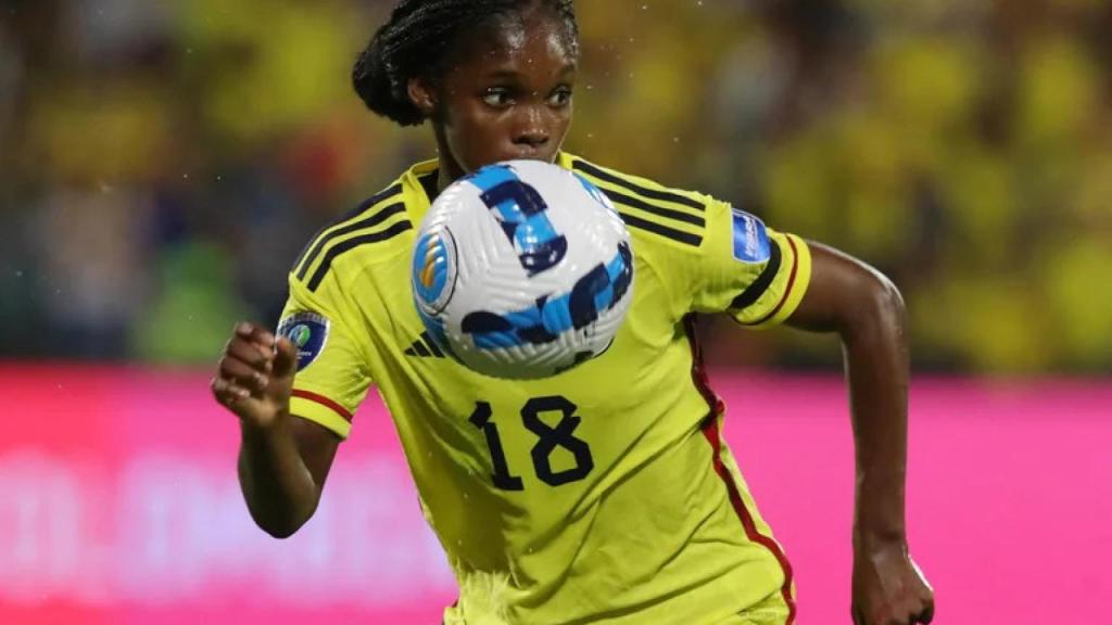 Linda Caicedo durante un partido con Colombia