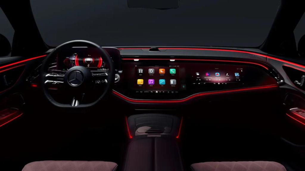 El interior del nuevo Mercedes-Benz Clase E está repleto de pantallas