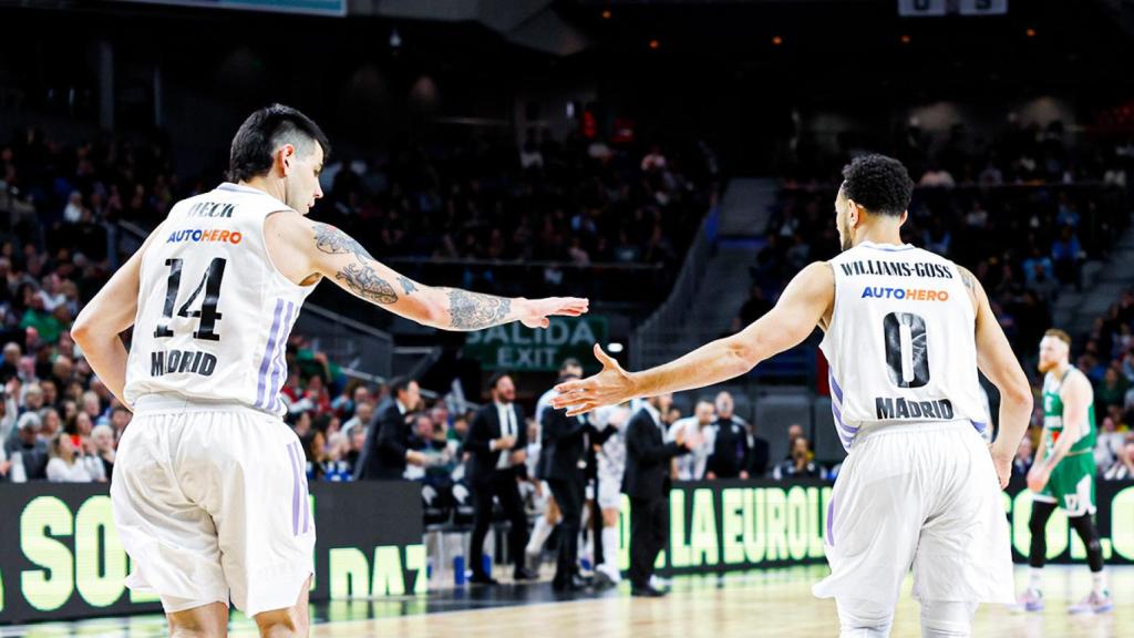 Gaby Deck y Williams-Goss se felicitan tras una buena acción contra Zalgiris