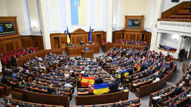 Banderas españolas en el Parlamento de Ucrania, este jueves durante la intervención de Pedro Sánchez.