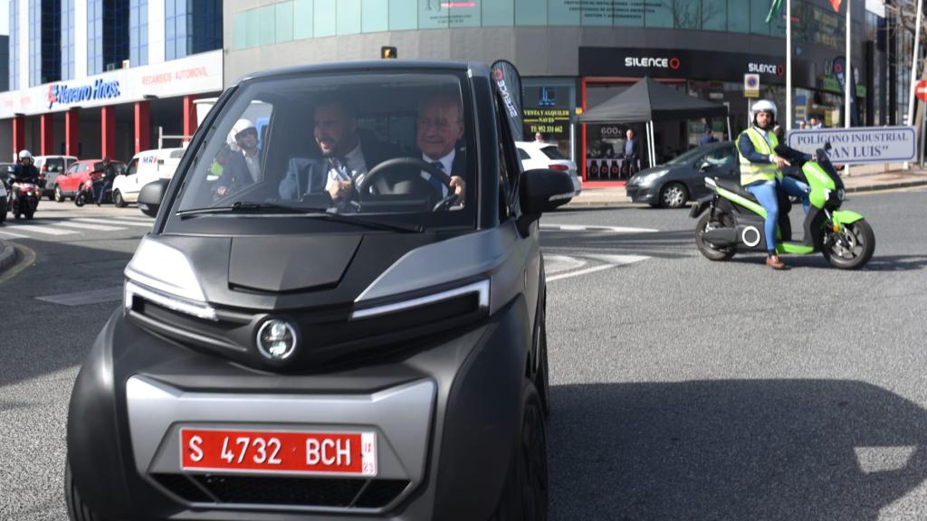 Francisco de la Torre en el coche eléctrico junto a Francisco Guillén.