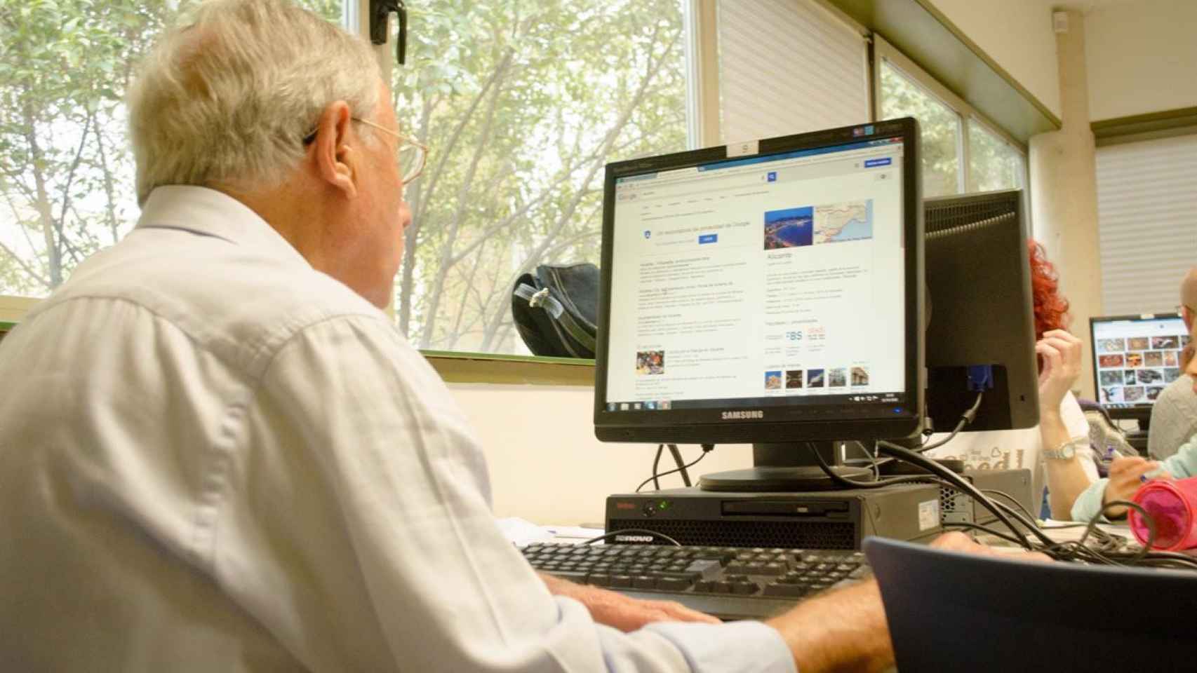 Una persona mayor, conectada a internet.