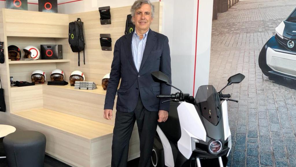 Iván Maura posa junto a una moto de Silence tras la entrevista con este diario.