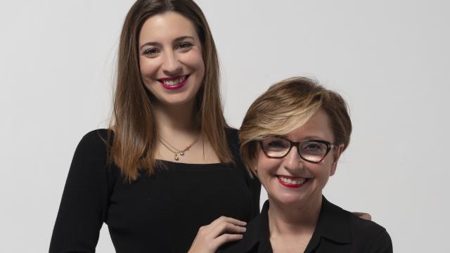 La diseñadora Isabel Sanchís y su hija, Paula Maiques han recibido el premio a la mejor colección en la MBFW.