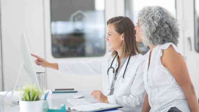 Mujeres en consulta médica