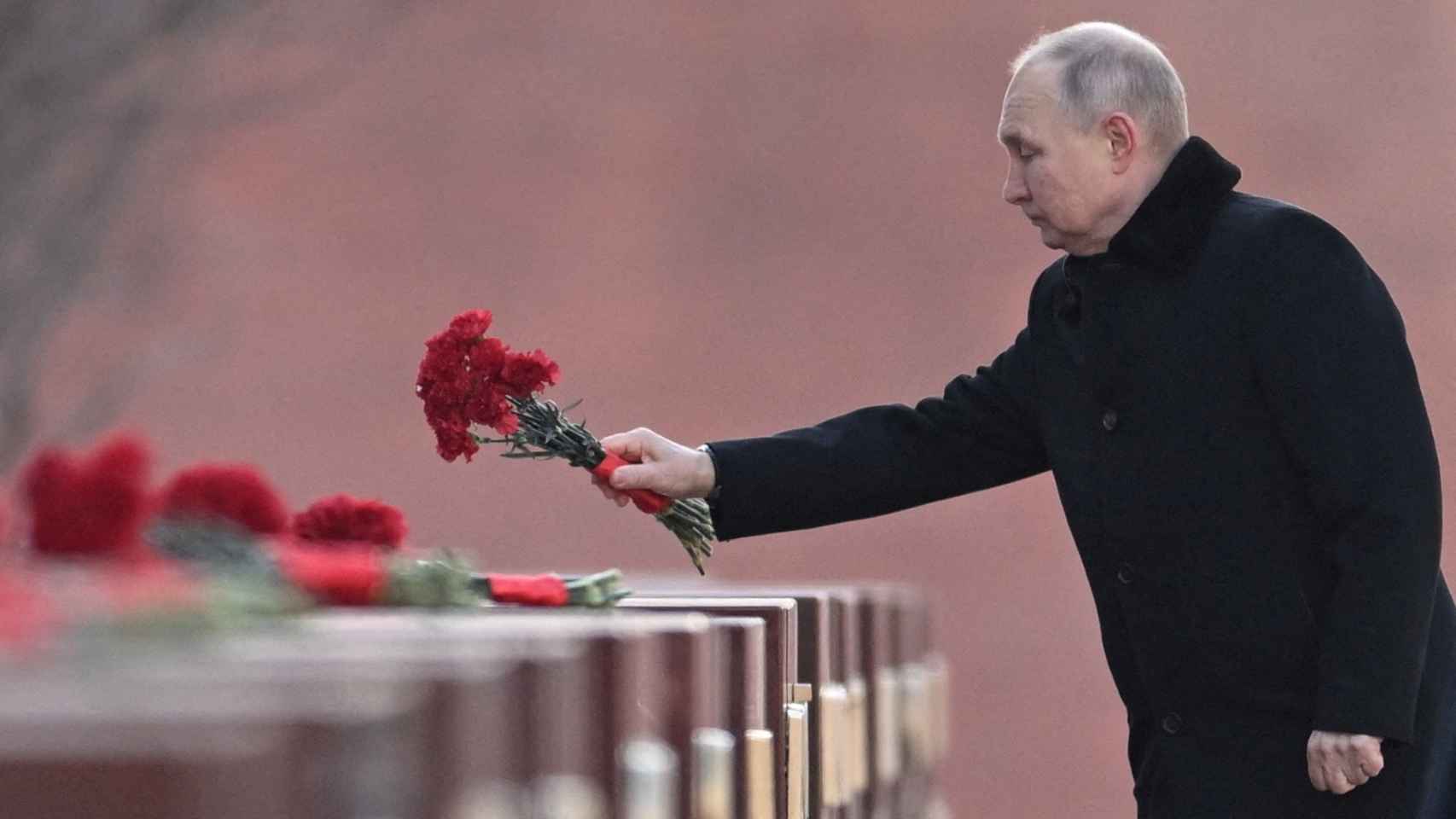 Putin depositando flores en  la Tumba del Soldado Desconocido  el Día de la Victoria.