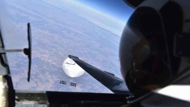 Un piloto de la Fuerza Aérea de EEUU sobrevuela el 'globo espía' de China el 3 de febrero.