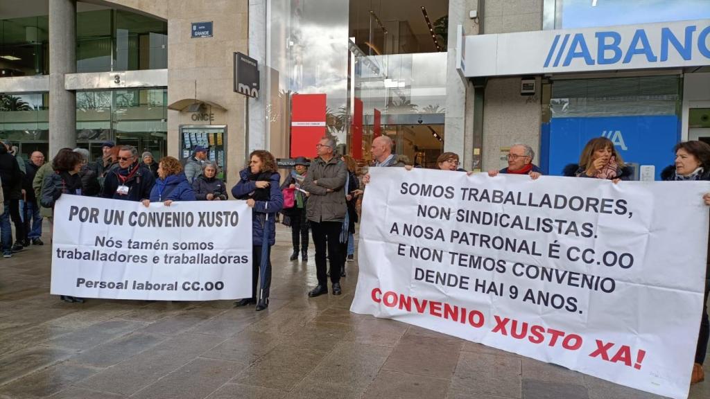 Protesta de trabajadores de CC.OO esta mañana en el Obelisco