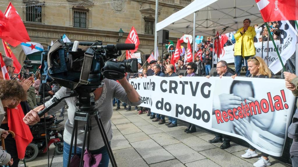 Miembros del comité intercentros de la CRTVG protestan contra la manipulación informativa de la Xunta y el PP en noviembre de 2022.