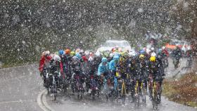 Los ciclistas en esta primera etapa pasada por nieve
