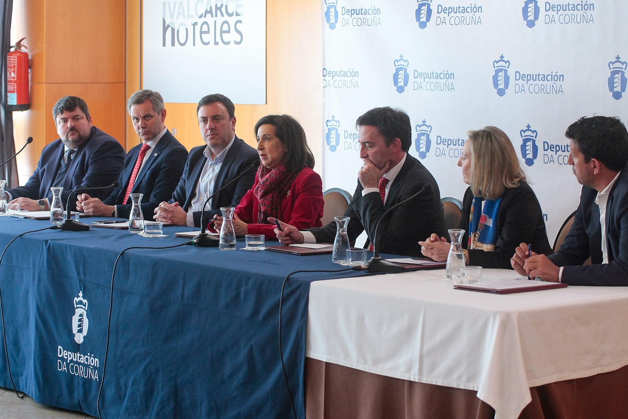 Robles, en el centro, durante la reunión en el Hotel Valcarce de Narón. Imagen: Diputación de A Coruña