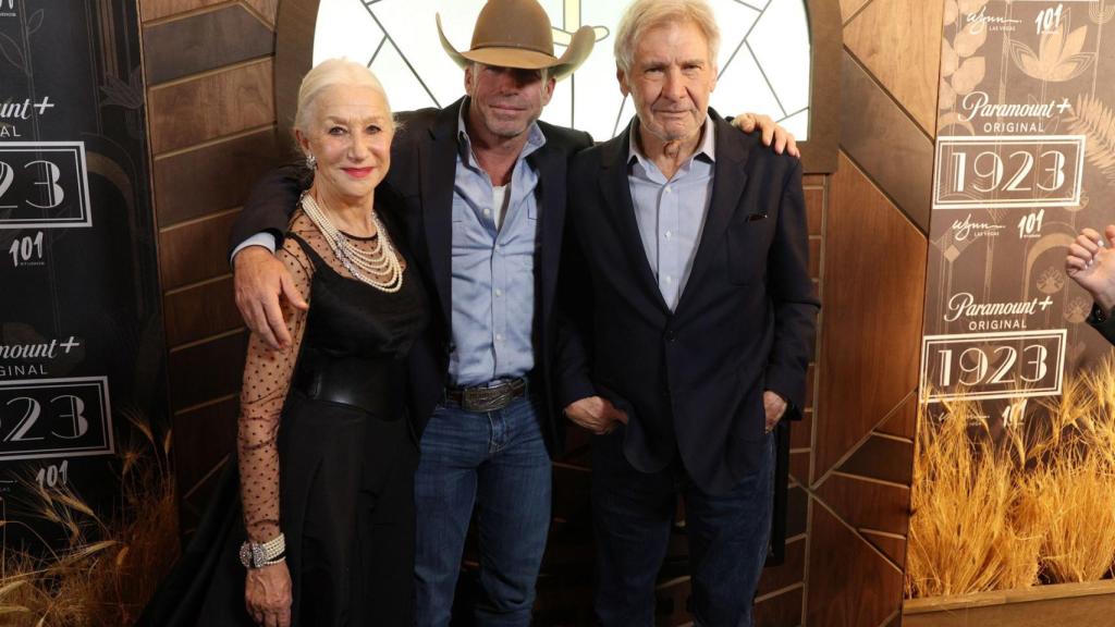 Taylor Sheridan junto a Harrison Ford y Helen Mirren en la premiere de '1883'.