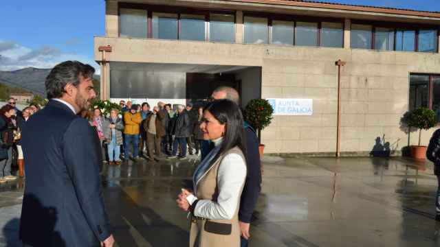 El vicepresidente segundo y conselleiro de Presidencia, Xustiza e Deportes, Diego Calvo, con la alcaldesa de Mos, Nidia Arévalo en la visita al local social de la Asociación de Vecinos de Dornelas.