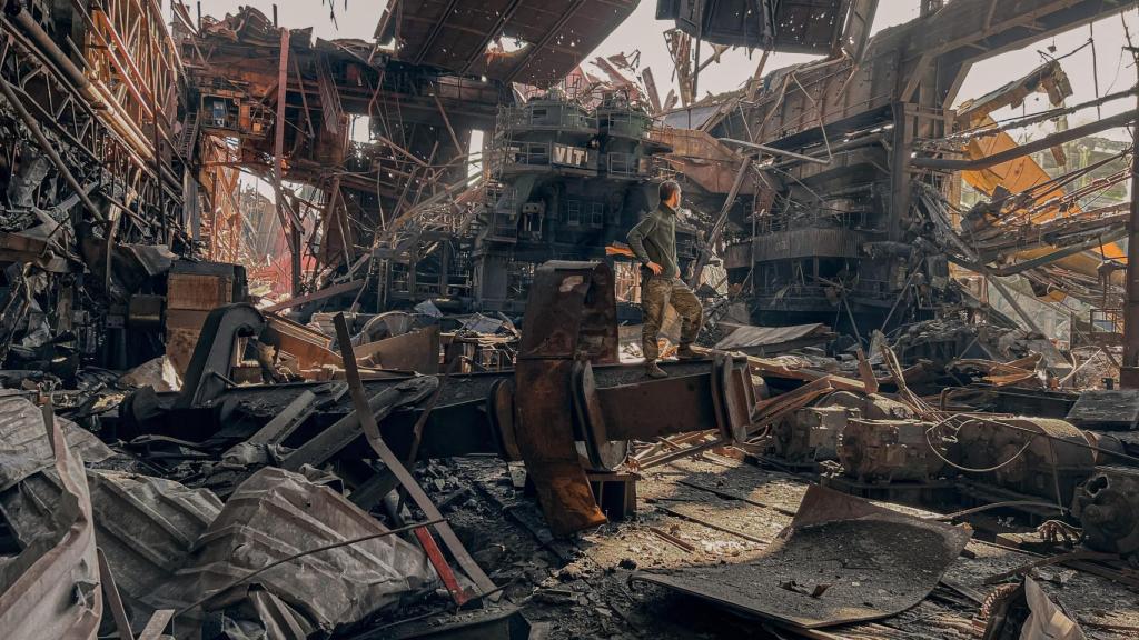 Un soldado entre las ruinas de una de las naves de Azovstal.