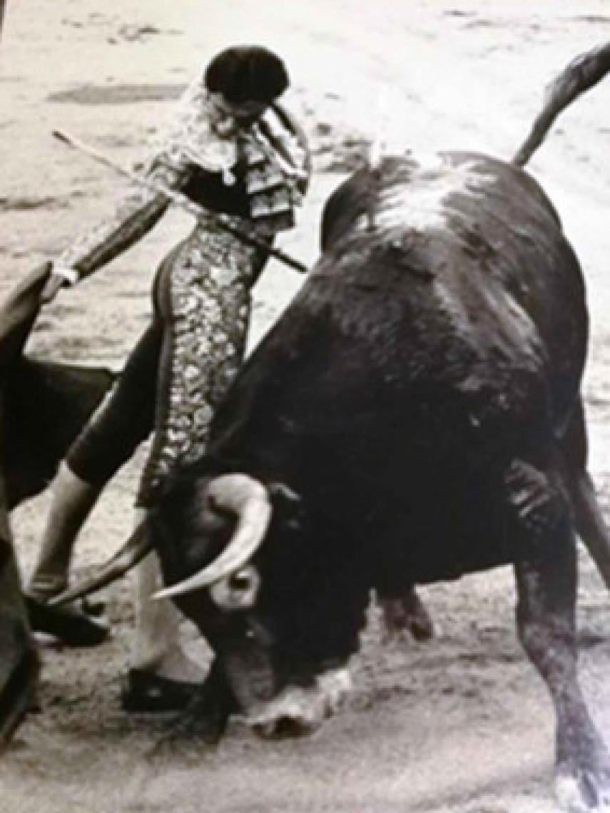 Roberto ante el astifino toro de Ordóñez al que le cortó una oreja de ley (cedida)