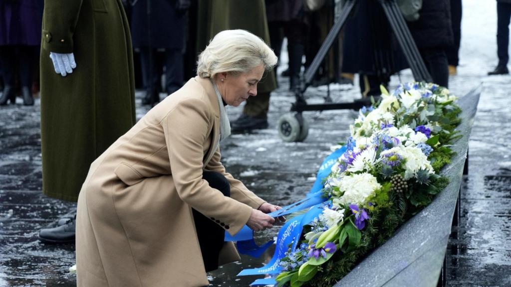 Ursula von der Leyen deposita una corona de flores en el monumento a los caídos en la independencia de Estonia