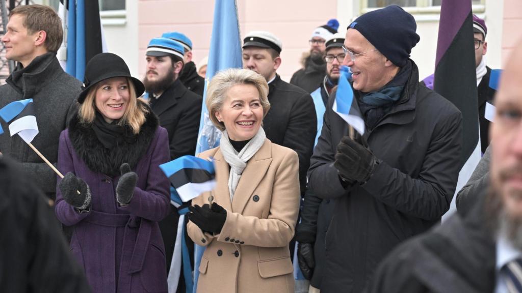 Kaja Kallas, Ursula von der Leyen y Jens Stoltenberg, durante la celebración de este viernes en Tallin