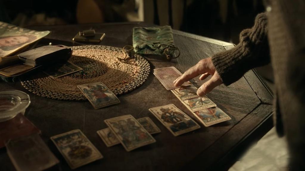 Las manos de Bradley Cooper con el tarot diseñado por Tomás Hijo