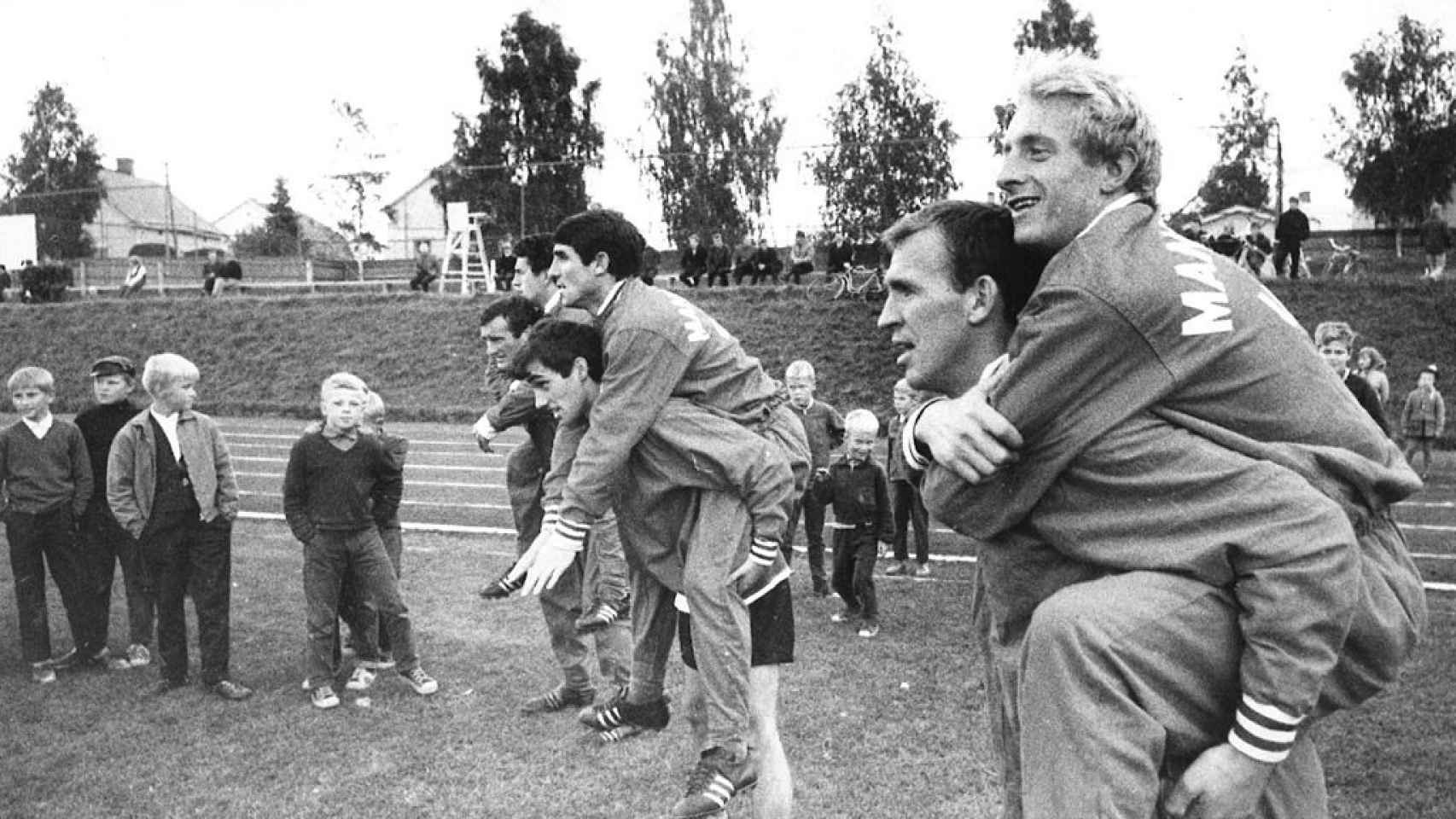 Best, en el centro, cargando a su compañero Tony Dunne durante un entrenamiento en Finlandia en 1965.
