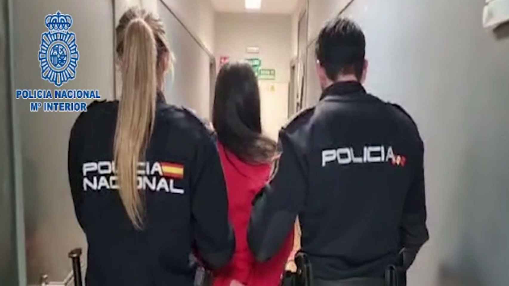 Dos agentes escoltan a la mujer detenida, una española de 29 años.