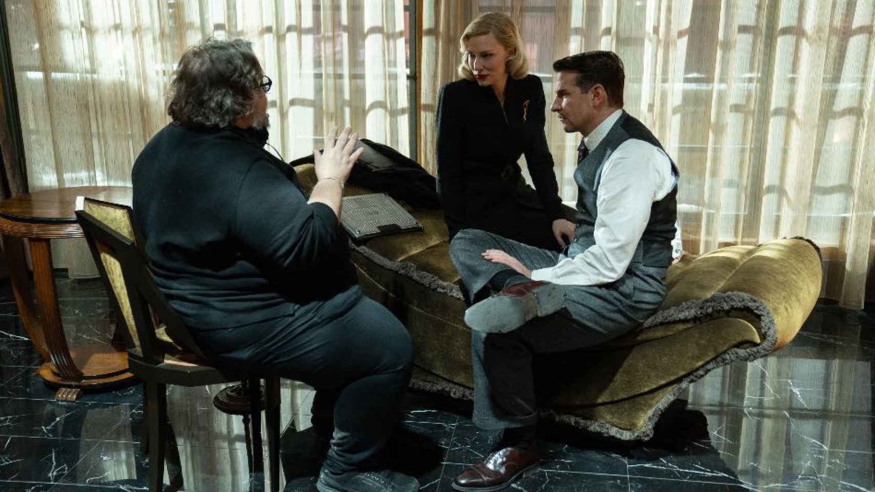 Guillermo Del Toro, dirigiendo a Bradley Cooper y Cate Blanchett en El Callejón de las almas perdidas