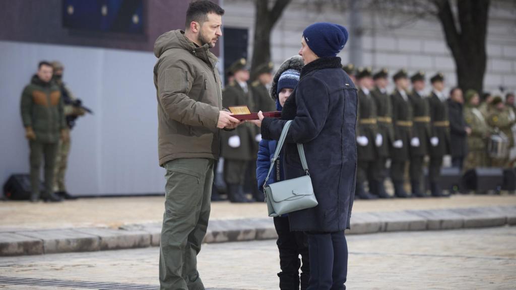 Zelenski homenajea, junto a su familia, a un soldado caído en la guerra de Ucrania.