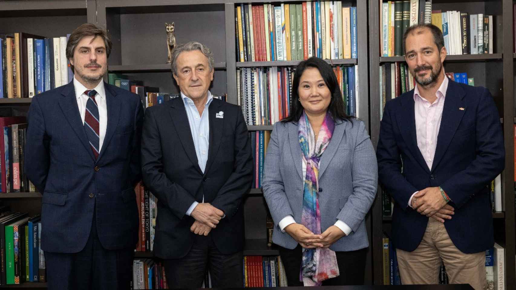 El director de Disenso, Martín Frías, junto a Hermann Tertsch en una visita a la líder derechista peruana Keiko Fujimori.