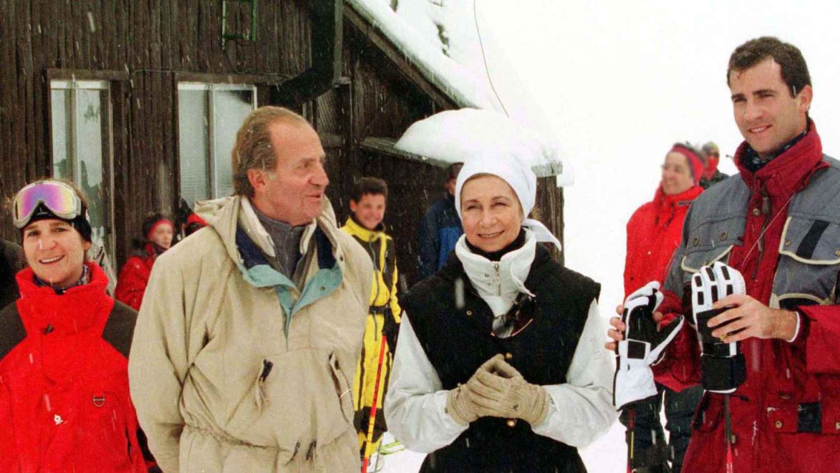 La Infanta Elena, los Reyes Eméritos Juan Carlos y Sofía y el Rey Felipe VI, hace años, en un día de esquí familiar.