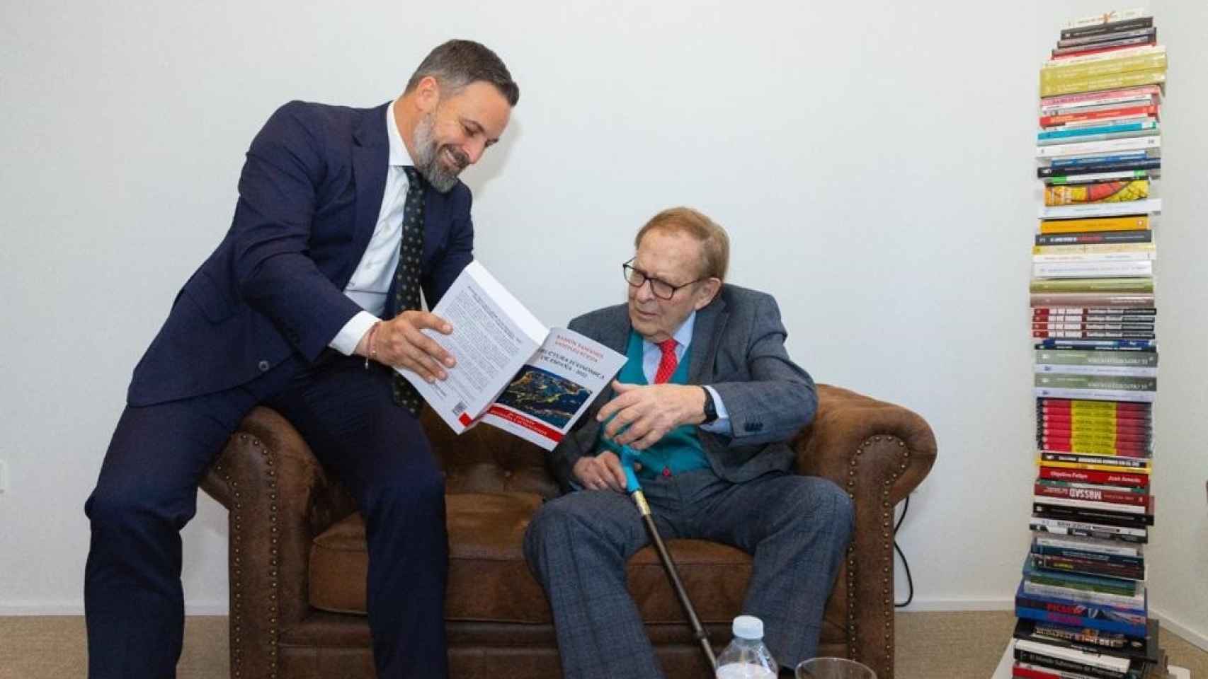 El presidente de Vox, Santiago Abascal, junto a Ramón Tamames.