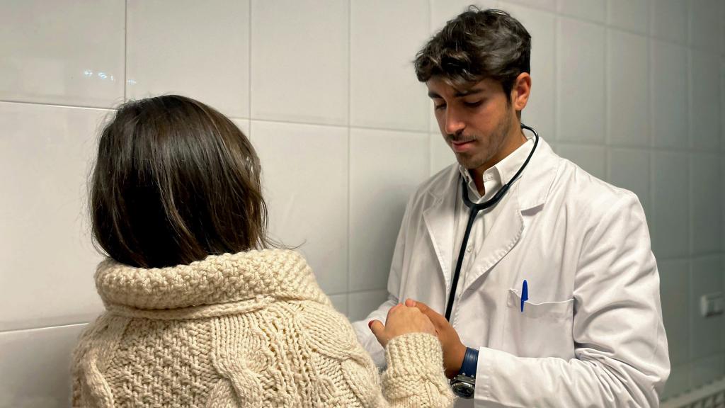 Guzmán Miranda, atendiendo a una paciente en el Centro de Salud de Alcañices