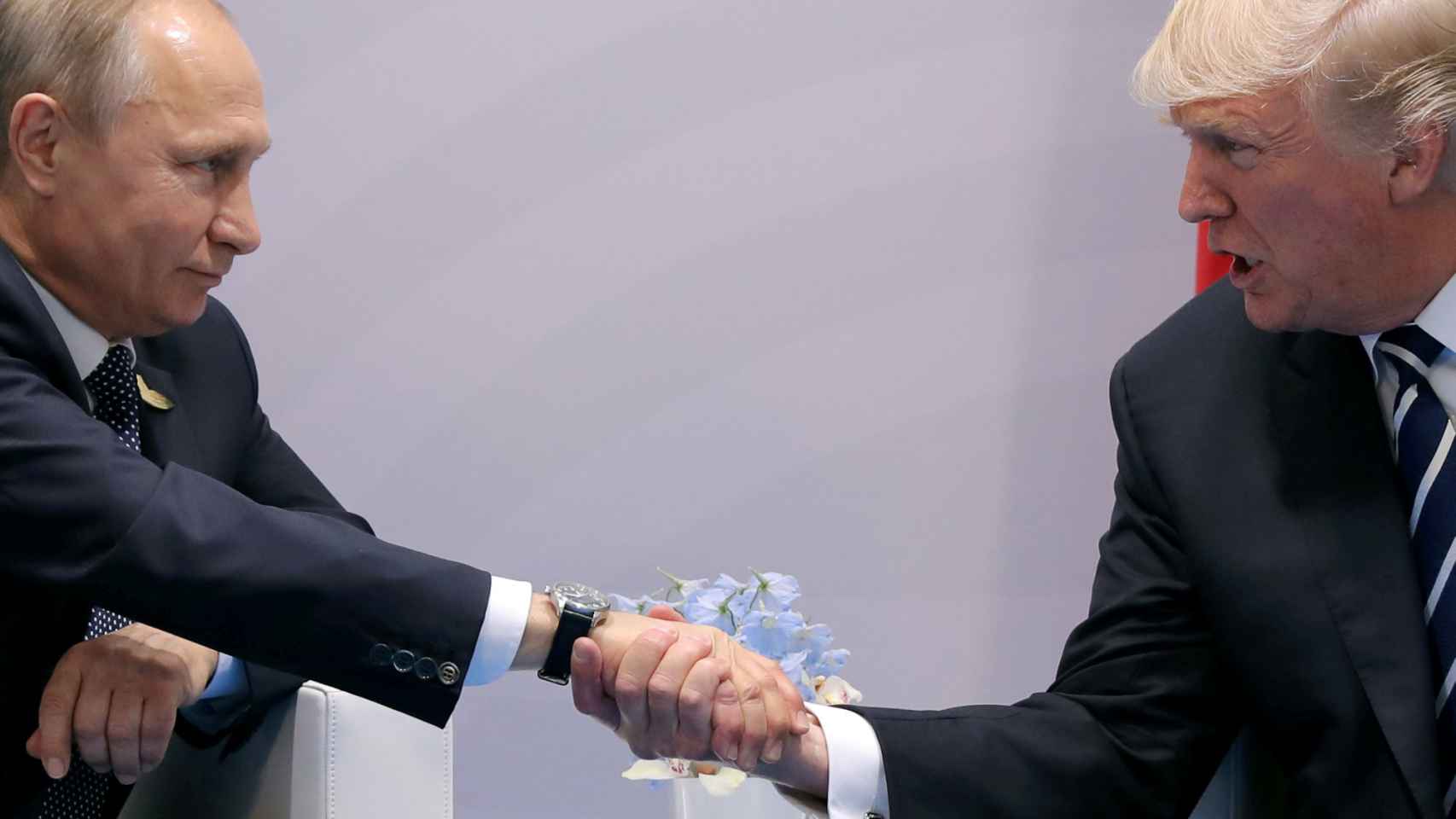 Vladímir Putin estrecha la mano de Donald Trump.