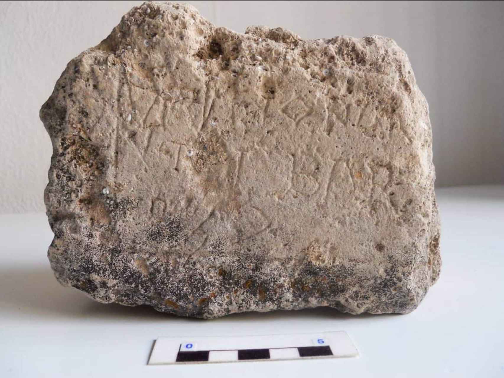 Un fragmento de una inscripción visigótica. Imagen cedida por la Asociación Histórico-Arqueológica de Tudela de Duero a EL ESPAÑOL de Castilla y León