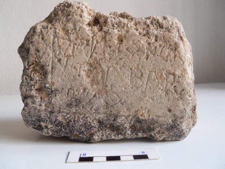 Un fragmento de una inscripción visigótica. Imagen cedida por la Asociación Histórico-Arqueológica de Tudela de Duero a EL ESPAÑOL de Castilla y León
